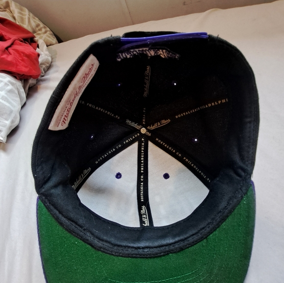 Men's Mitchell & Ness Black Toronto Raptors Hardwood Classics City Arch Snapback - Picture 4 of 4